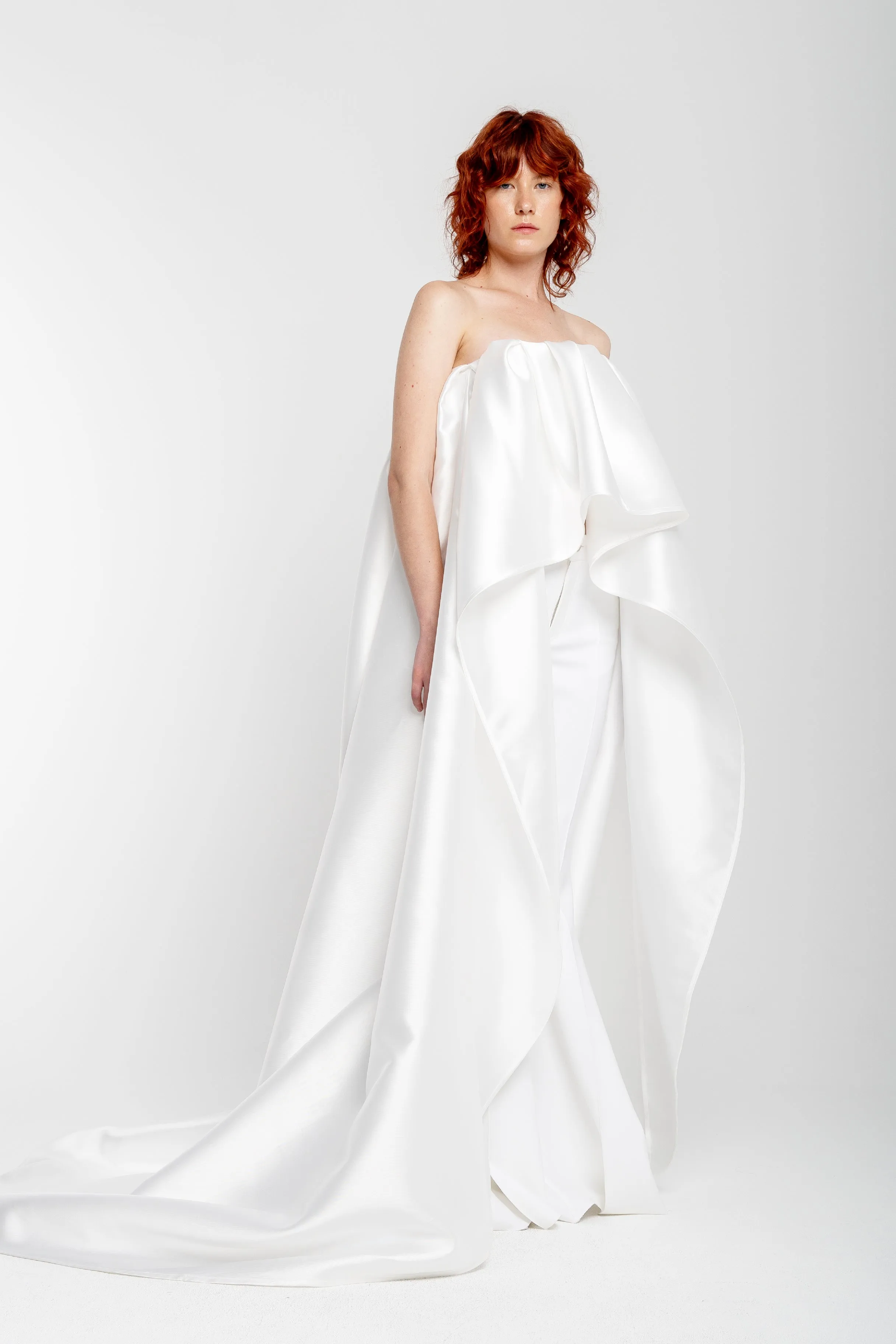 WHITE PLEATED STRAPLESS TRAIN TOP