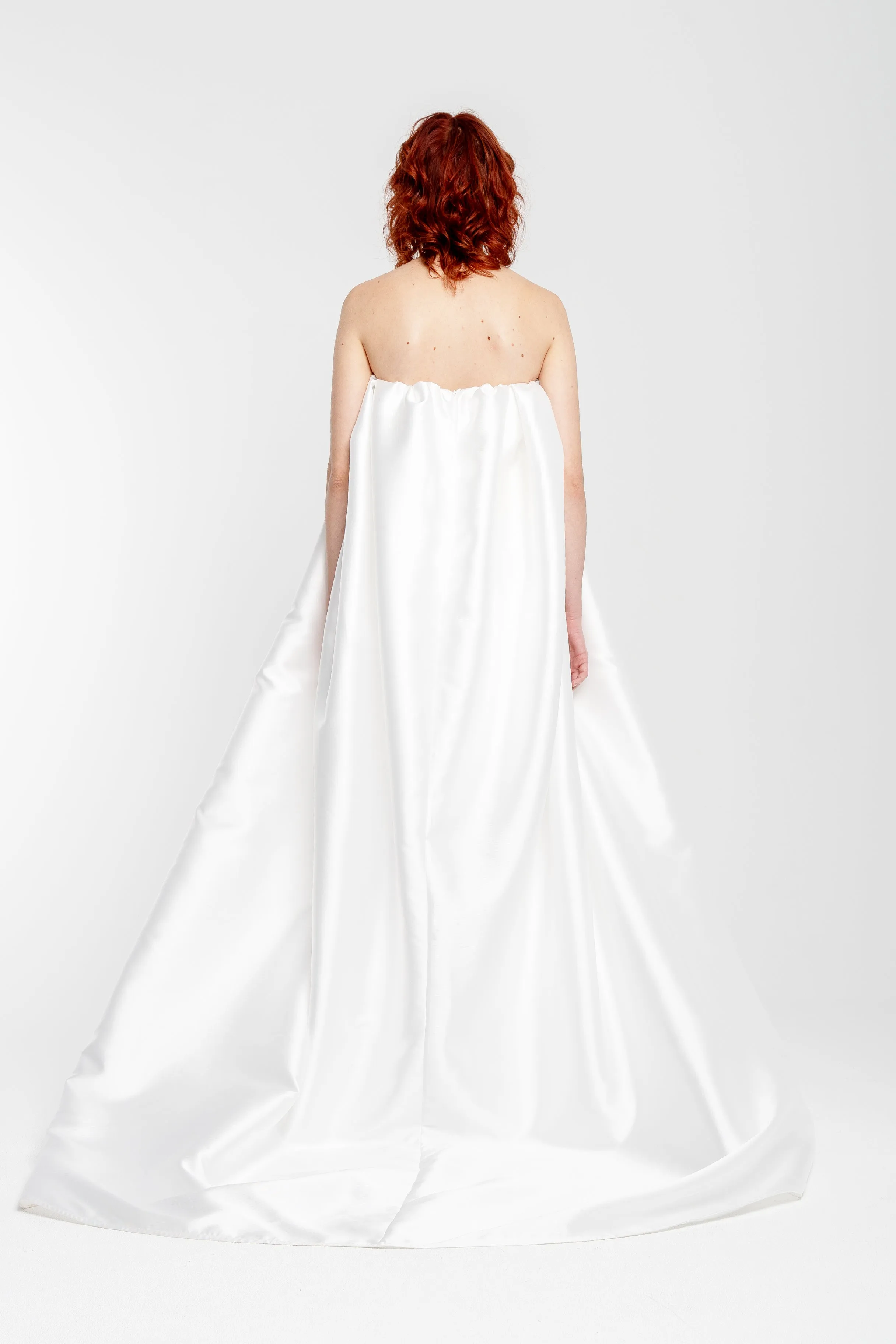 WHITE PLEATED STRAPLESS TRAIN TOP