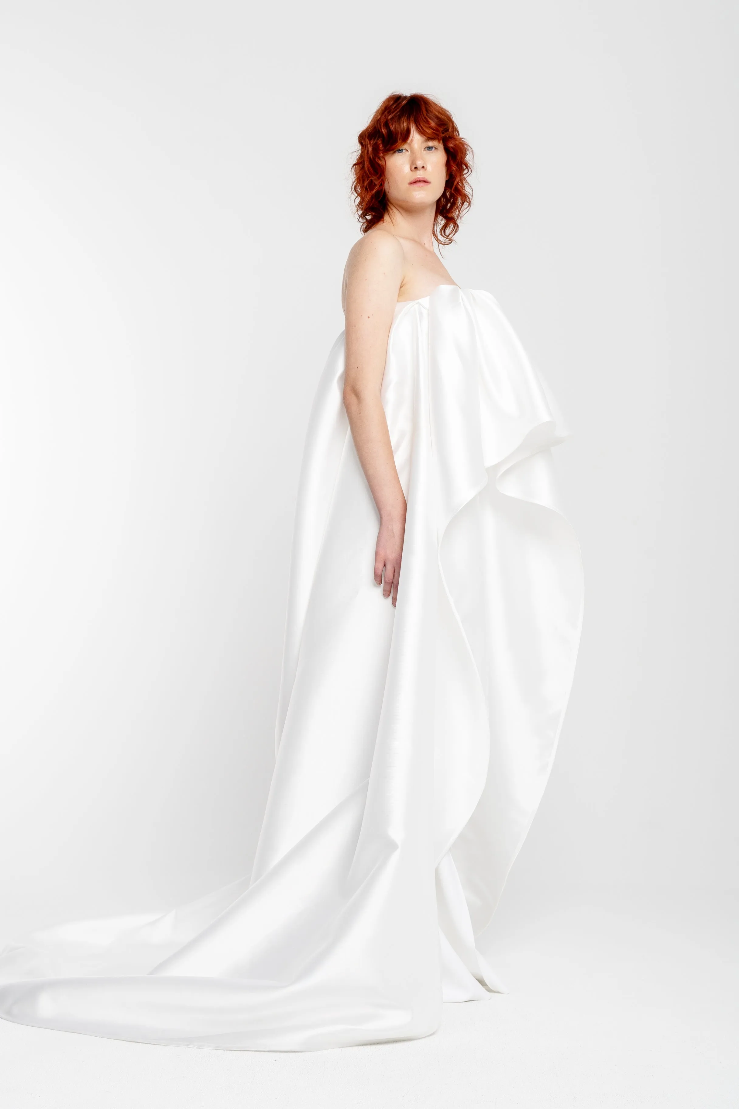 WHITE PLEATED STRAPLESS TRAIN TOP